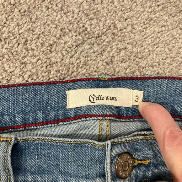 NWOT Cello High Waisted Light Wash Crop Raw Edge Ombré Hem 3 - Picture 9 of 16